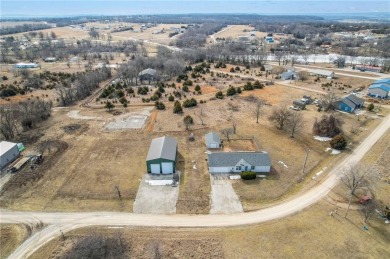 Discover the perfect blend of comfort and functionality in this on Linn Valley Lakes - Deer Trace Golf Course in Kansas - for sale on GolfHomes.com, golf home, golf lot