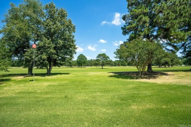 Beautiful plantation-style home on the 18th fairway of Red Apple on Red Apple Inn and Country Club in Arkansas - for sale on GolfHomes.com, golf home, golf lot