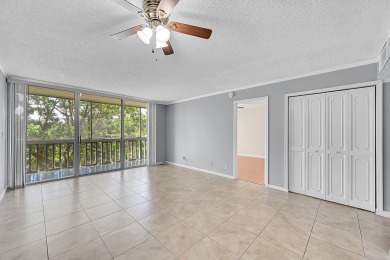 ALL AGES condo blends style & function! Spacious bedroom on Inverrary Country Club in Florida - for sale on GolfHomes.com, golf home, golf lot