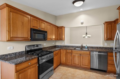 Beautifully maintained ranch-style townhome in Bloomingdale's on Indian Lakes Resort in Illinois - for sale on GolfHomes.com, golf home, golf lot