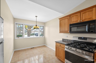 Beautifully maintained ranch-style townhome in Bloomingdale's on Indian Lakes Resort in Illinois - for sale on GolfHomes.com, golf home, golf lot