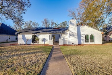 Move-in ready & beautifully updated! This well cared for 3 on Pecan Plantation Country Club in Texas - for sale on GolfHomes.com, golf home, golf lot