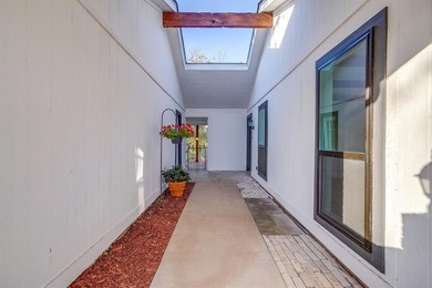 Move-in ready & beautifully updated! This well cared for 3 on Pecan Plantation Country Club in Texas - for sale on GolfHomes.com, golf home, golf lot