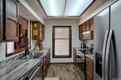 THE PERFECT DOWNSIZER!!  This cozy home is move-in ready with on Cortez Golf Course in Arkansas - for sale on GolfHomes.com, golf home, golf lot