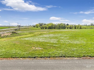 Located near the Gooding Country Club and Golf Course, this on Gooding Country Club in Idaho - for sale on GolfHomes.com, golf home, golf lot