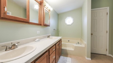 This immaculately kept 3 BD 2 full bath Saint Andrews model on Mays Landing Golf and Country Club in New Jersey - for sale on GolfHomes.com, golf home, golf lot