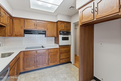 Welcome to this well-maintained 2 bedroom, 2 bathroom on Rossmoor Golf Club in New Jersey - for sale on GolfHomes.com, golf home, golf lot