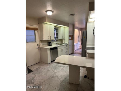 Great Winter getaway ! This home is move in ready. Quartz on Sun Lakes Country Club in Arizona - for sale on GolfHomes.com, golf home, golf lot
