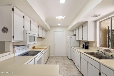 Beautifully maintained 2bed+ a den/2bath home offering 1805sqft on Cottonwood Country Club in Arizona - for sale on GolfHomes.com, golf home, golf lot