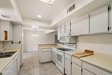 Beautifully maintained 2bed+ a den/2bath home offering 1805sqft on Cottonwood Country Club in Arizona - for sale on GolfHomes.com, golf home, golf lot