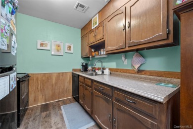 This well-maintained 1 bedroom, 1 bathroom condo offers easy on Leisure Village Golf Course in New York - for sale on GolfHomes.com, golf home, golf lot