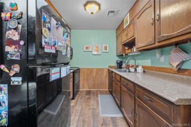 This well-maintained 1 bedroom, 1 bathroom condo offers easy on Leisure Village Golf Course in New York - for sale on GolfHomes.com, golf home, golf lot