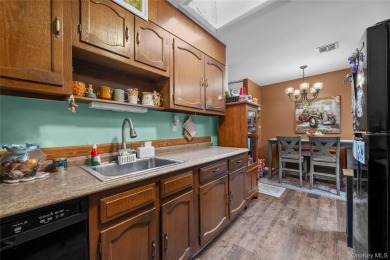 This well-maintained 1 bedroom, 1 bathroom condo offers easy on Leisure Village Golf Course in New York - for sale on GolfHomes.com, golf home, golf lot