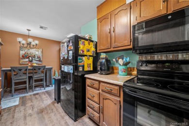 This well-maintained 1 bedroom, 1 bathroom condo offers easy on Leisure Village Golf Course in New York - for sale on GolfHomes.com, golf home, golf lot