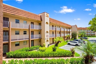 Bright and open 1/1 condo in Phase 3 of Sunrise Lakes community on Sunrise Lakes Phase III in Florida - for sale on GolfHomes.com, golf home, golf lot
