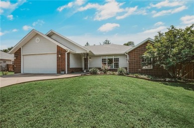 This 3 bedroom house has been fully repainted and new flooring on Bella Vista - Metfield Golf Complex and Country Club in Arkansas - for sale on GolfHomes.com, golf home, golf lot