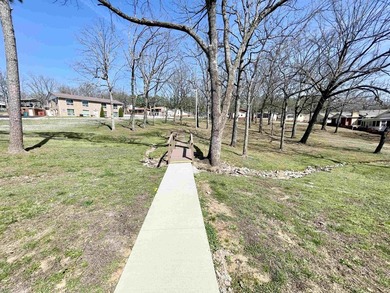 Come live in Horseshoe Bend Arkansas! 2 bed 2 bath home, walk in on Cedar Glade Golf Course in Arkansas - for sale on GolfHomes.com, golf home, golf lot