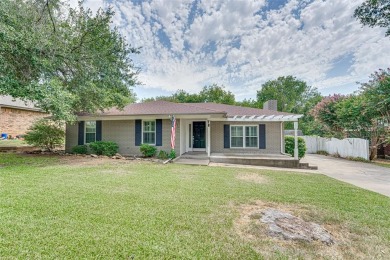 MOTIVATED SELLER!!! 3 BEDROOM, 2 BATH WITH A BEAUTIFUL POOL - on Hillsboro Country Club in Texas - for sale on GolfHomes.com, golf home, golf lot