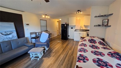 Adorable one bedroom, open kitchen to living Room, Manufactured on Pennbrooke Fairways in Florida - for sale on GolfHomes.com, golf home, golf lot