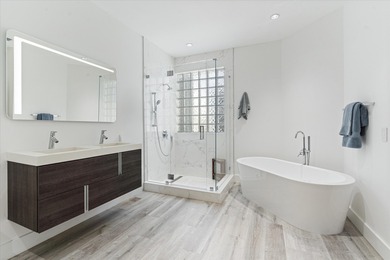 Stunningly renovated home located on two fairways of the Eagle on TPC Eagle Trace in Florida - for sale on GolfHomes.com, golf home, golf lot