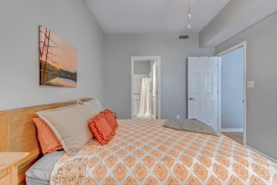 Move-in ready 2 bedroom, 2 bath condo in the popular Sweetwater on Indian Wells Golf Course in South Carolina - for sale on GolfHomes.com, golf home, golf lot