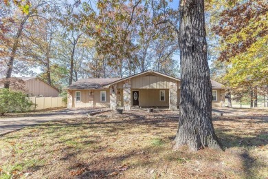 This stunning 4-bedroom, 2-bathroom home is perfectly situated on Ozark Ridge Golf Course in Missouri - for sale on GolfHomes.com, golf home, golf lot