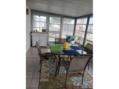 Charming 2 bedroom/2 bath split floor plan with furnished on Sara Bay Country Club in Florida - for sale on GolfHomes.com, golf home, golf lot