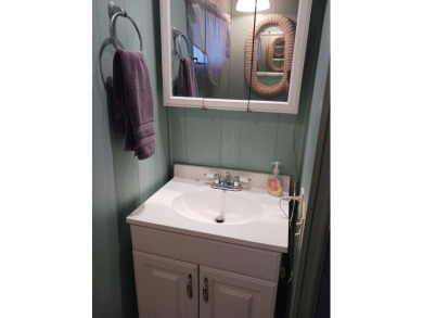 Charming 2 bedroom/2 bath split floor plan with furnished on Sara Bay Country Club in Florida - for sale on GolfHomes.com, golf home, golf lot