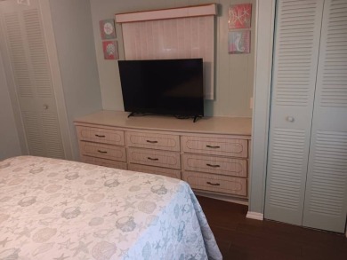 Charming 2 bedroom/2 bath split floor plan with furnished on Sara Bay Country Club in Florida - for sale on GolfHomes.com, golf home, golf lot