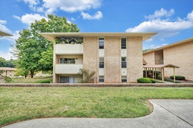 Live easy in this maintained unit in Quail Valley! 2 BR/2 BA on Hunting Hills Country Club in Virginia - for sale on GolfHomes.com, golf home, golf lot