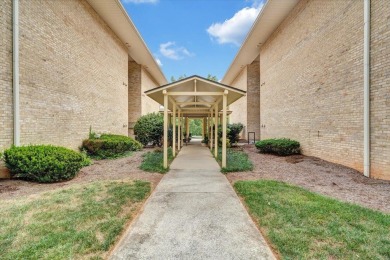 Live easy in this maintained unit in Quail Valley! 2 BR/2 BA on Hunting Hills Country Club in Virginia - for sale on GolfHomes.com, golf home, golf lot