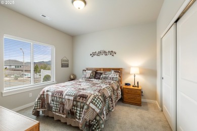 Beautiful newer construction in the desirable Fairway Ridge on Oak Hills Golf Club / Umpqua Golf Resort in Oregon - for sale on GolfHomes.com, golf home, golf lot