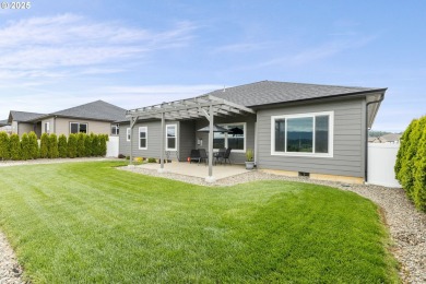 Beautiful newer construction in the desirable Fairway Ridge on Oak Hills Golf Club / Umpqua Golf Resort in Oregon - for sale on GolfHomes.com, golf home, golf lot