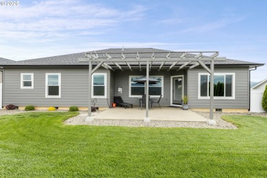 Beautiful newer construction in the desirable Fairway Ridge on Oak Hills Golf Club / Umpqua Golf Resort in Oregon - for sale on GolfHomes.com, golf home, golf lot