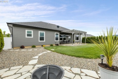 Beautiful newer construction in the desirable Fairway Ridge on Oak Hills Golf Club / Umpqua Golf Resort in Oregon - for sale on GolfHomes.com, golf home, golf lot
