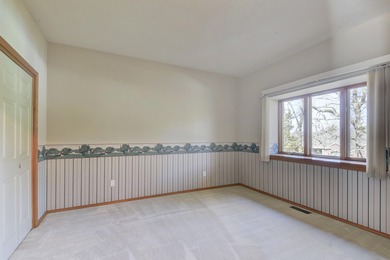 This 4-bedroom 3-bathroom home is conveniently located in on Ledgestone Country Club and Golf Course in Missouri - for sale on GolfHomes.com, golf home, golf lot