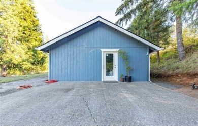 You can live in an outdoor lover's paradise. This property has a on Circle Bar Golf Club in Oregon - for sale on GolfHomes.com, golf home, golf lot