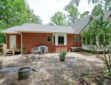 CHARMING VILLAGE RETREAT!  This cozy 3 bed, 2.5 bath home has a on Coronado Golf Course in Arkansas - for sale on GolfHomes.com, golf home, golf lot