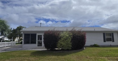 Fantastic location for this Villa in The Villages -- just on The Links of Spruce Creek in Florida - for sale on GolfHomes.com, golf home, golf lot
