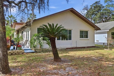Sweet and solid Sugarmill home featuring a desirable split 2/2 on Sugarmill Woods Golf and Country Club in Florida - for sale on GolfHomes.com, golf home, golf lot