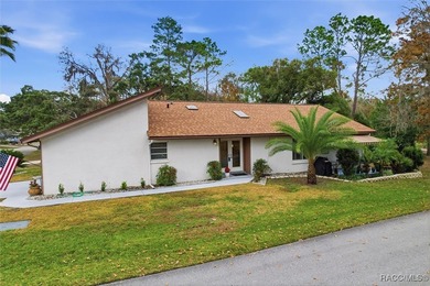 Sweet and solid Sugarmill home featuring a desirable split 2/2 on Sugarmill Woods Golf and Country Club in Florida - for sale on GolfHomes.com, golf home, golf lot