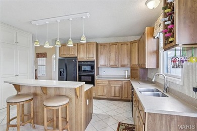 Welcome to carefree living in the highly sought-after Heritage on Hawkridge Golf Course in Missouri - for sale on GolfHomes.com, golf home, golf lot