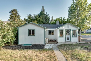 This cutie is the perfect starter home! 2 bedrooms, 1 nice sized on Esmeralda Golf Course in Washington - for sale on GolfHomes.com, golf home, golf lot