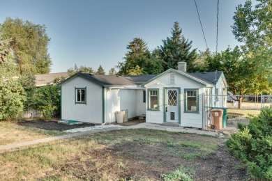 This cutie is the perfect starter home! 2 bedrooms, 1 nice sized on Esmeralda Golf Course in Washington - for sale on GolfHomes.com, golf home, golf lot