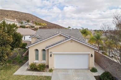 This beautiful single story home is in gate guarded 55+ on Menifee Lakes Country Club - Lakes in California - for sale on GolfHomes.com, golf home, golf lot