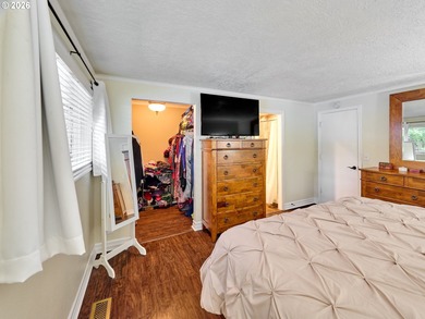 Welcome to golf course living without the HOA! This beautifully on Arrowhead Golf Club in Oregon - for sale on GolfHomes.com, golf home, golf lot