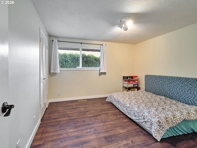 Welcome to golf course living without the HOA! This beautifully on Arrowhead Golf Club in Oregon - for sale on GolfHomes.com, golf home, golf lot