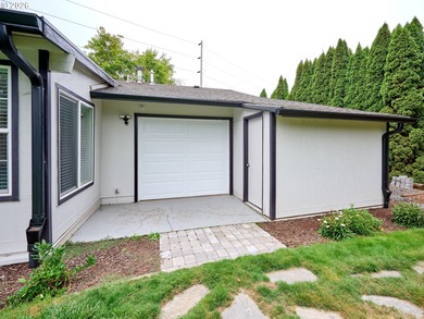 Welcome to golf course living without the HOA! This beautifully on Arrowhead Golf Club in Oregon - for sale on GolfHomes.com, golf home, golf lot