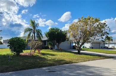 This cozy 3 bedroom, 2 bathroom pool home located in SW Cape on Royal Tee Country Club in Florida - for sale on GolfHomes.com, golf home, golf lot