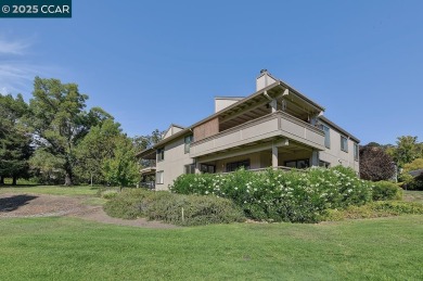 No steps to this beautifully upgraded 2BR/2BA Cascade model on Rossmoor Golf Course in California - for sale on GolfHomes.com, golf home, golf lot